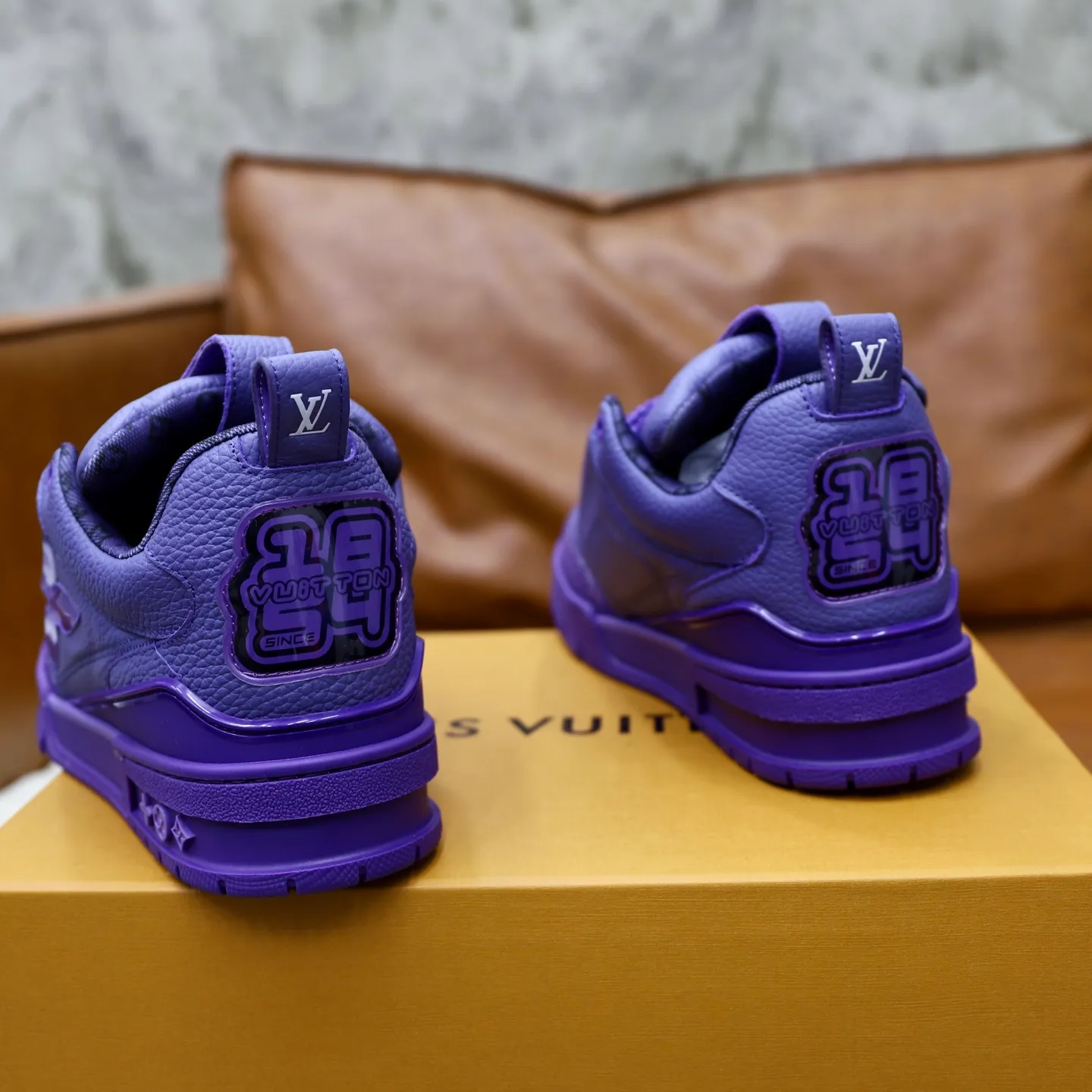 Men's shoes 💰: 860💰 LV Louis Vuitton TRAINER new sneakers are shipped. Louis Vuitton men's artistic director Virgil Abloh took inspiration to create this LV Trainer sneaker. Yingze crystal inlays present a colorful effect, with two gorgeous effect colors to choose from. The LV diamond letter logo badge on the tongue is gorgeous and noble. The LV letters are decorated on the side. The outsole is decorated with a Monogram flower pattern. It shows the trend of elegance and nobility! Men's model: 39-44 (38, 45, 46 customized)